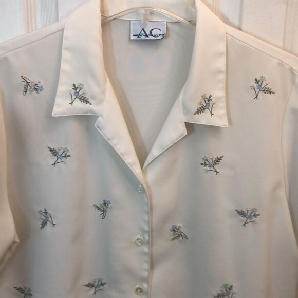 VINTAGE CREAM buttton down dressy blouse Pit to Pit ~ 22 1/2” SO PRETTY - Picture 3 of 14